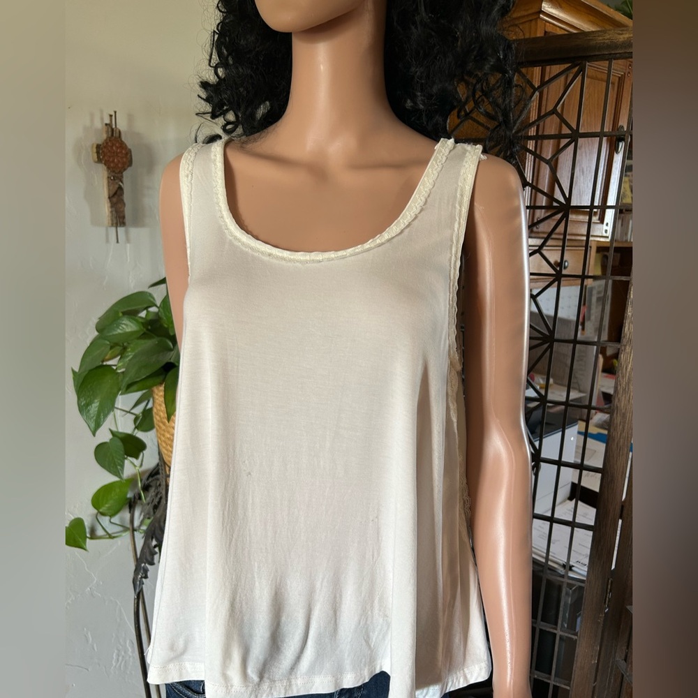 POL WHITE  LACE SIDES SLEEVELESS TOP WITH LACE ACCENTS